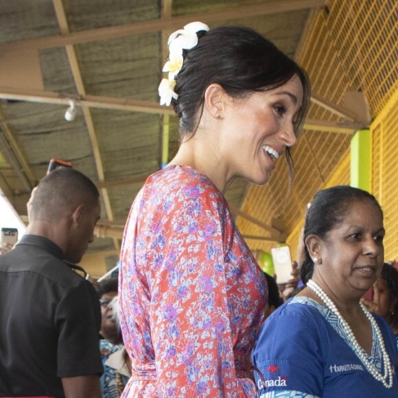 Meghan Markle, duchesse de Sussex (enceinte) au marché de Suva lors de son voyage officiel aux îles Fidji, le 24 octobre 2018.