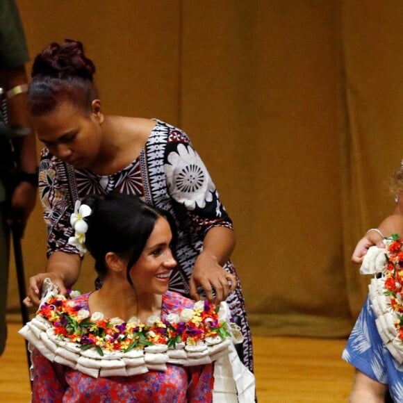 Le prince Harry, duc de Sussex et sa femme Meghan Markle, duchesse de Sussex (enceinte) visitent le campus de l'Université du Pacifique Sud ("University of the South Pacific") à Suva lors de leur voyage officiel aux îles Fidji, le 24 octobre 2018.