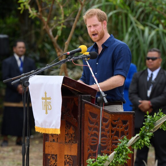 Le prince Harry et Meghan Markle au Tupou College de Tonga lors de leur tournée officielle, le 26 octobre 2018.