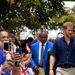 Le prince Harry et Meghan Markle au Tupou College de Tonga lors de leur tournée officielle, le 26 octobre 2018.