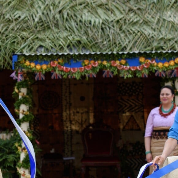 Le prince Harry et Meghan Markle au Tupou College de Tonga lors de leur tournée officielle, le 26 octobre 2018.