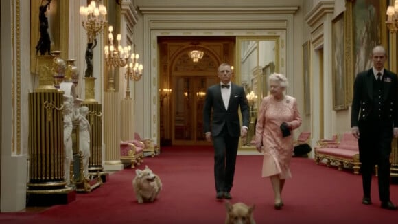 La reine Elizabeth II avait ses emblématiques corgis avec elle dans le court métrage tourné au palais de Buckingham avec le James Bond Daniel Craig en ouverture des Jeux olympiques de Londres 2012.