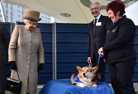 La reine Elizabeth II heureuse de voir un corgi lors de sa visite au refuge "Battersea Dogs And Cats Home" à Londres, le 17 mars 2015.