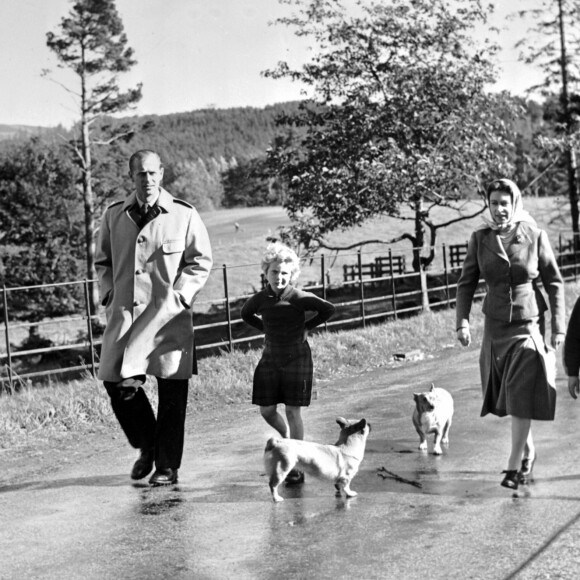 La reine Elizabeth II, le duc d'Edimbourg, la princesse Anne et le prince Charles, promenade avec les corgis à Balmoral en 1957.