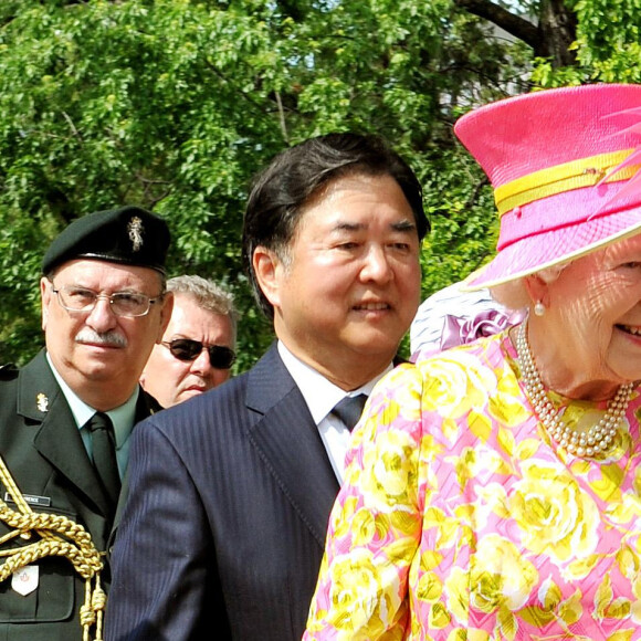 La reine Elizabeth II heureuse de rencontrer un propriétaire de corgi en juillet 2010 à Winnipeg au Canada.