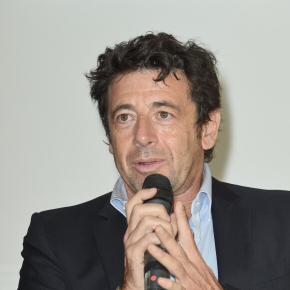 Patrick Bruel - L'association 12 de coeur (vignerons et négociants en vin français) remet un chèque de 800 000 euros aux Restos du Coeur, produit d'une vente aux enchères caritative de lots de vin à Hong Kong en mai dernier. Paris, le 16 octobre 2018. © Coadic Guirec / Bestimage