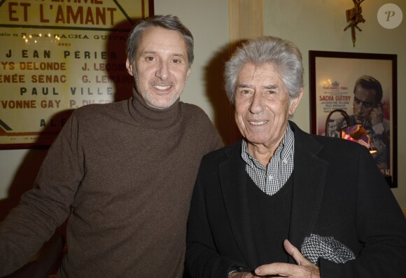 Antoine de Caunes et Philippe Gildas à la générale du nouveau spectacle de Francois-Xavier Demaison "Demaison s'évade" au Théâtre Edouard-VII à Paris, le 10 décembre 2013.