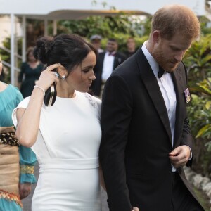 Le prince Harry, duc de Sussex, et Meghan Markle, duchesse de Sussex (enceinte) à la Maison consulaire de Tonga le premier jour de leur visite dans le pays, le 25 octobre 2018.