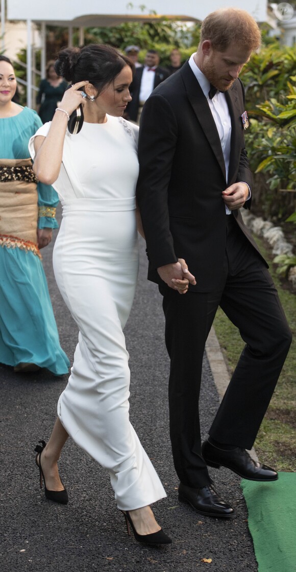 Le prince Harry, duc de Sussex, et Meghan Markle, duchesse de Sussex (enceinte) à la Maison consulaire de Tonga le premier jour de leur visite dans le pays, le 25 octobre 2018.