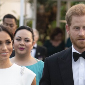 Le prince Harry, duc de Sussex, et Meghan Markle, duchesse de Sussex (enceinte) à la Maison consulaire de Tonga le premier jour de leur visite dans le pays, le 25 octobre 2018.