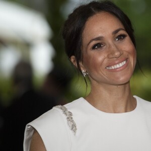 Le prince Harry, duc de Sussex, et Meghan Markle, duchesse de Sussex (enceinte) à la Maison consulaire de Tonga le premier jour de leur visite dans le pays, le 25 octobre 2018.