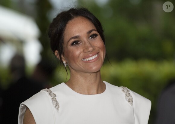 Le prince Harry, duc de Sussex, et Meghan Markle, duchesse de Sussex (enceinte) à la Maison consulaire de Tonga le premier jour de leur visite dans le pays, le 25 octobre 2018.