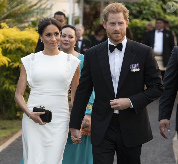 Le prince Harry, duc de Sussex, et Meghan Markle, duchesse de Sussex (enceinte) à la Maison consulaire de Tonga le premier jour de leur visite dans le pays, le 25 octobre 2018.