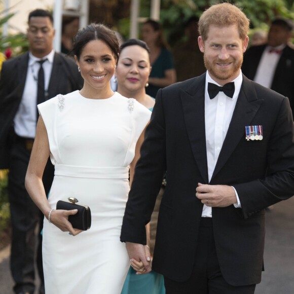 Le prince Harry, duc de Sussex, et Meghan Markle, duchesse de Sussex (enceinte) à la Maison consulaire de Tonga le premier jour de leur visite dans le pays, le 25 octobre 2018.