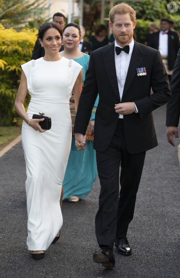 Le prince Harry, duc de Sussex, et Meghan Markle, duchesse de Sussex (enceinte) à la Maison consulaire de Tonga le premier jour de leur visite dans le pays, le 25 octobre 2018.