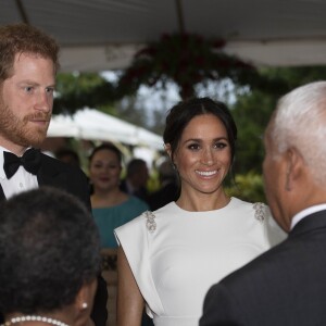 Le prince Harry, duc de Sussex, et Meghan Markle, duchesse de Sussex (enceinte) à la Maison consulaire de Tonga le premier jour de leur visite dans le pays, le 25 octobre 2018.