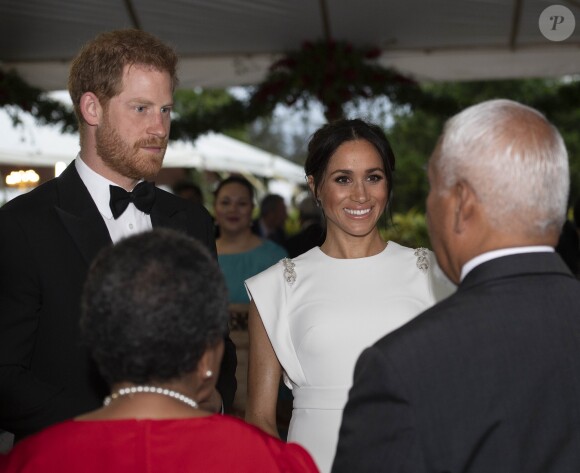 Le prince Harry, duc de Sussex, et Meghan Markle, duchesse de Sussex (enceinte) à la Maison consulaire de Tonga le premier jour de leur visite dans le pays, le 25 octobre 2018.
