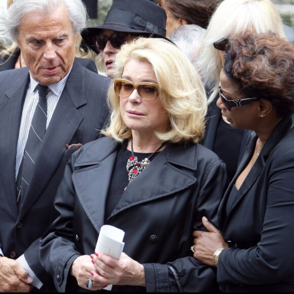 CATHERINE DENEUVE - OBSEQUES DE YVES SAINT LAURENT EN L' EGLISE SAINT ROCH A PARIS, le 5 juin 2008.