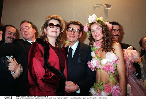 CATHERINE DENEUVE, LAETITIA CASTA et YVES SAINT-LAURENT au DEFILE "Yves Saint Laurent" COLLETCTION HAUTE COUTURE PRINTEMPS/ETE 1999 à PARIS. Janvier 1999.
