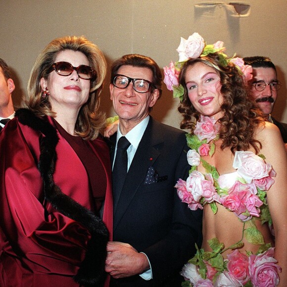 CATHERINE DENEUVE, LAETITIA CASTA et YVES SAINT-LAURENT au DEFILE "Yves Saint Laurent" COLLETCTION HAUTE COUTURE PRINTEMPS/ETE 1999 à PARIS. Janvier 1999.