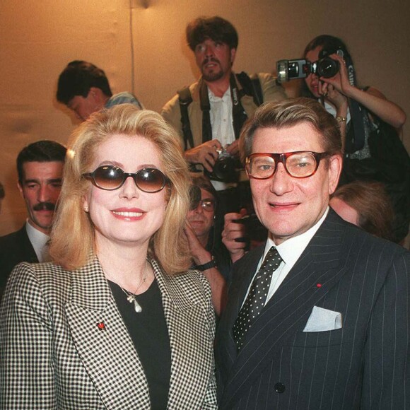 CATHERINE DENEUVE et YVES SAINT-LAURENT au DEFILE YVES SAINT LAURENT à PARIS. JUILLET 1996.