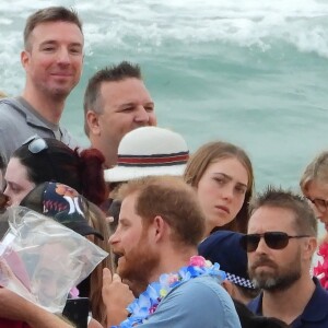 Le prince Harry, duc de Sussex, et Meghan Markle, duchesse de Sussex, enceinte, en visite à Bondi Beach dans la banlieue de Sydney, le 19 octobre 2018. Ils y ont rencontré Danielle Bazergy, étonnant sosie de Meghan.