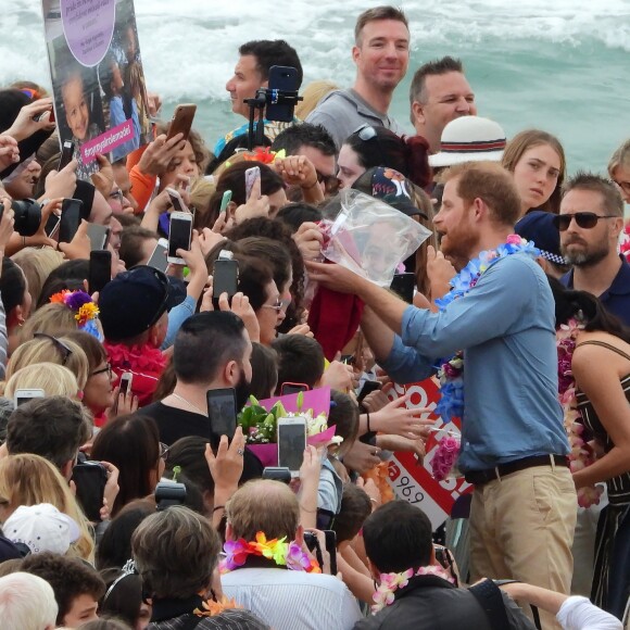 Le prince Harry, duc de Sussex, et Meghan Markle, duchesse de Sussex, enceinte, en visite à Bondi Beach dans la banlieue de Sydney, le 19 octobre 2018. Ils y ont rencontré Danielle Bazergy, étonnant sosie de Meghan.