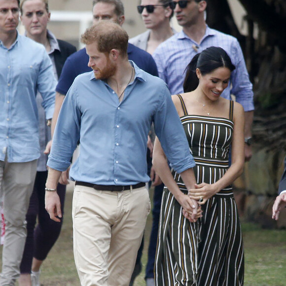 Le prince Harry, duc de Sussex, et Meghan Markle, duchesse de Sussex, enceinte, en visite à Bondi Beach dans la banlieue de Sydney, le 19 octobre 2018. Ils y ont rencontré Danielle Bazergy, étonnant sosie de Meghan.
