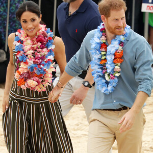 Le prince Harry, duc de Sussex, et Meghan Markle, duchesse de Sussex, enceinte, en visite à Bondi Beach dans la banlieue de Sydney, le 19 octobre 2018. Ils y ont rencontré Danielle Bazergy, étonnant sosie de Meghan.