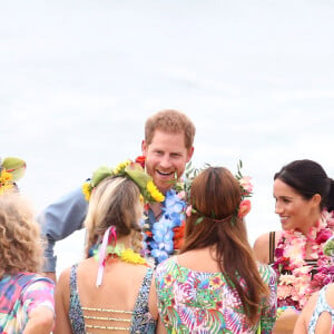 Le prince Harry, duc de Sussex, et Meghan Markle, duchesse de Sussex, enceinte, en visite à Bondi Beach dans la banlieue de Sydney, le 19 octobre 2018. Ils y ont rencontré Danielle Bazergy, étonnant sosie de Meghan.