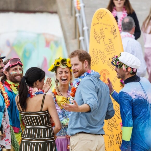 Le prince Harry, duc de Sussex, et Meghan Markle, duchesse de Sussex, enceinte, en visite à Bondi Beach dans la banlieue de Sydney, le 19 octobre 2018. Ils y ont rencontré Danielle Bazergy, étonnant sosie de Meghan.