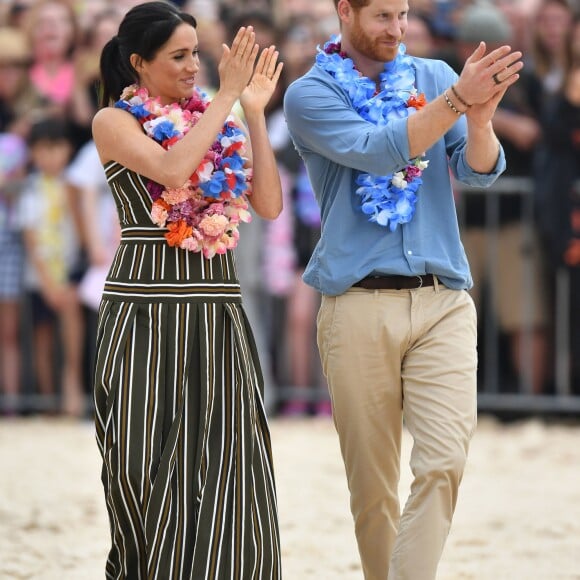 Le prince Harry, duc de Sussex, et Meghan Markle, duchesse de Sussex, enceinte, en visite à Bondi Beach dans la banlieue de Sydney, le 19 octobre 2018. Ils y ont rencontré Danielle Bazergy, étonnant sosie de Meghan.