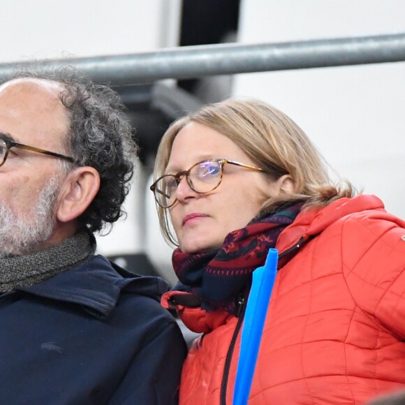 Jean-Pierre Darroussin et sa femme Anna Novion dans les tribunes du stade Vélodrome lors du match de football de ligue 1 opposant le Paris Saint-Germain (PSG) à l'Olympique de Marseille (OM) à Marseille, France, le 28 octobre 2018. Le PSG a gagné 2-0. © Lionel Urman/Bestimage