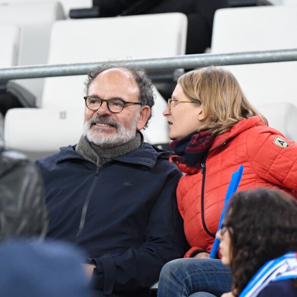 Jean-Pierre Darroussin et sa femme Anna Novion dans les tribunes du stade Vélodrome lors du match de football de ligue 1 opposant le Paris Saint-Germain (PSG) à 'Olympique de Marseille (OM) à Marseille, France, le 28 octobre 2018. Le PSG a gagné 2-0. © Lionel Urman/Bestimage