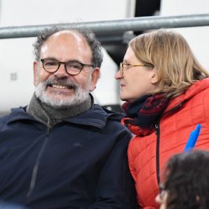 Jean-Pierre Darroussin et sa femme Anna Novion dans les tribunes du stade Vélodrome lors du match de football de ligue 1 opposant le Paris Saint-Germain (PSG) à l'Olympique de Marseille (OM) à Marseille, France, le 28 octobre 2018. Le PSG a gagné 2-0. © Lionel Urman/Bestimage