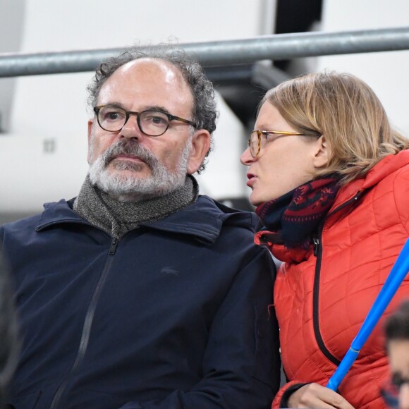 Jean-Pierre Darroussin et sa femme Anna Novion dans les tribunes du stade Vélodrome lors du match de football de ligue 1 opposant le Paris Saint-Germain (PSG) à 'Olympique de Marseille (OM) à Marseille, France, le 28 octobre 2018. Le PSG a gagné 2-0. © Lionel Urman/Bestimage