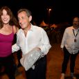Exclusif - Carla Bruni-Sarkozy pose avec son mari Nicolas Sarkozy après son concert lors du 58e festival "Jazz à Juan" à Juan-les-Pins le 17 juillet 2018. © Bruno Bebert/Bestimage