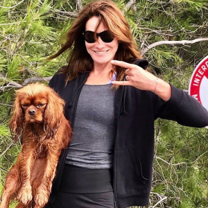 Carla Bruni et sa chienne Nastasya lors d'une promenade au Cap-Nègre. Octobre 2018.