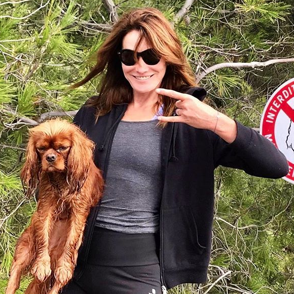 Carla Bruni et sa chienne Nastasya lors d'une promenade au Cap-Nègre. Octobre 2018.