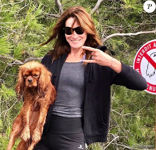 Carla Bruni et sa chienne Nastasya lors d'une promenade au Cap-Nègre. Octobre 2018.