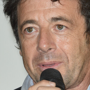 Patrick Bruel - L'association 12 de coeur (vignerons et négociants en vin français) remet un chèque de 800 000 euros aux Restos du Coeur, produit d'une vente aux enchères caritative de lots de vin à Hong Kong en mai dernier. Paris, le 16 octobre 2018. © Coadic Guirec / Bestimage