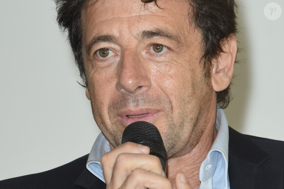 Patrick Bruel - L'association 12 de coeur (vignerons et négociants en vin français) remet un chèque de 800 000 euros aux Restos du Coeur, produit d'une vente aux enchères caritative de lots de vin à Hong Kong en mai dernier. Paris, le 16 octobre 2018. © Coadic Guirec / Bestimage