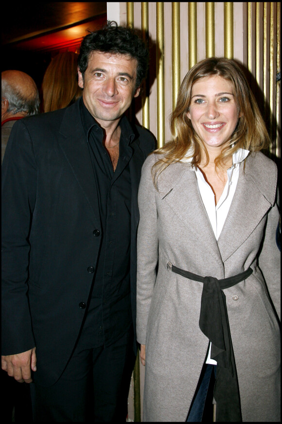 Patrick Bruel et Amanda Sthers, du temps de leur mariage, au théâtre à Paris le 8 octobre 2007.