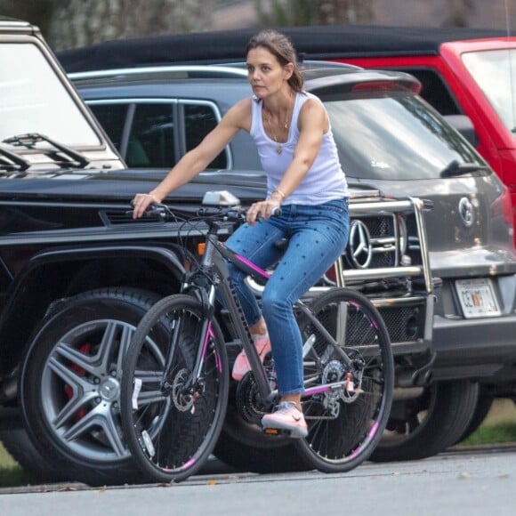 Exclusif - Katie Holmes et son compagnon Jamie Foxx essaient leurs nouveaux vélos juste après l'achat à Marietta le 24 septembre 2018.