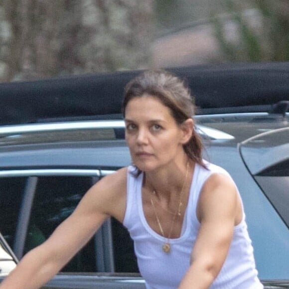 Exclusif - Katie Holmes et son compagnon Jamie Foxx essaient leurs nouveaux vélos juste après l'achat à Marietta le 24 septembre 2018.