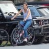 Exclusif - Katie Holmes et son compagnon Jamie Foxx essaient leurs nouveaux vélos juste après l'achat à Marietta le 24 septembre 2018.