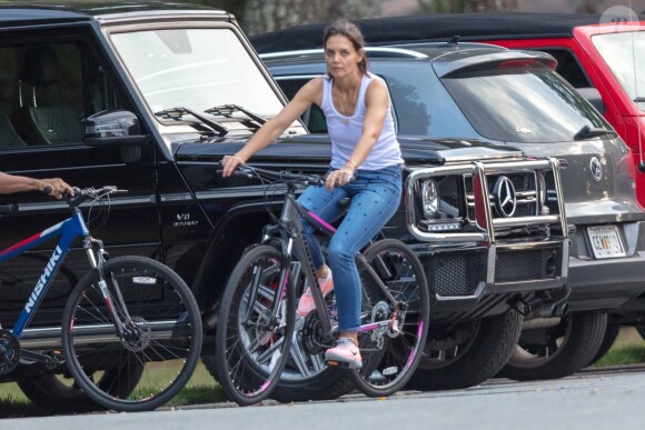 Exclusif - Katie Holmes et son compagnon Jamie Foxx essaient leurs nouveaux vélos juste après l'achat à Marietta le 24 septembre 2018.