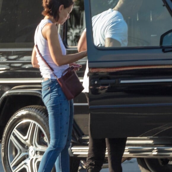 Exclusif - Katie Holmes et son compagnon Jamie Foxx essaient leurs nouveaux vélos juste après l'achat à Marietta le 24 septembre 2018.