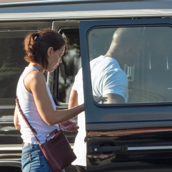 Exclusif - Katie Holmes et son compagnon Jamie Foxx essaient leurs nouveaux vélos juste après l'achat à Marietta le 24 septembre 2018.