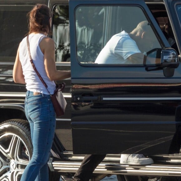 Exclusif - Katie Holmes et son compagnon Jamie Foxx essaient leurs nouveaux vélos juste après l'achat à Marietta le 24 septembre 2018.